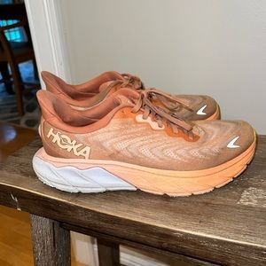 I am selling women hoka running shoes (arahi version)